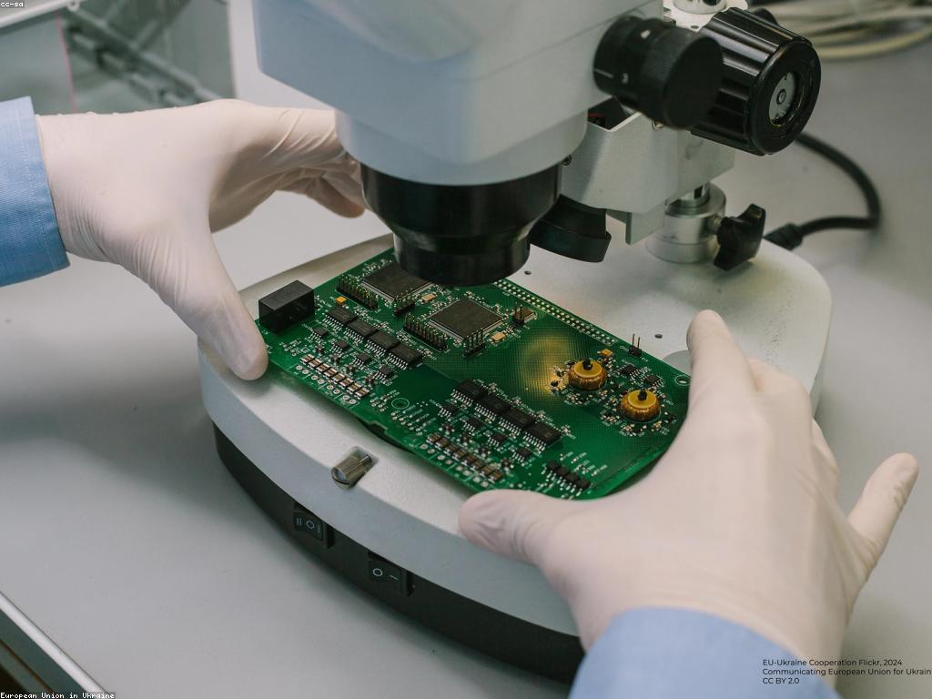 ការប្រើប្រាស់ទូទាត់អេឡិចត្រូនិច៖ អត្ថប្រយោជន៍និងវិបត្តិ